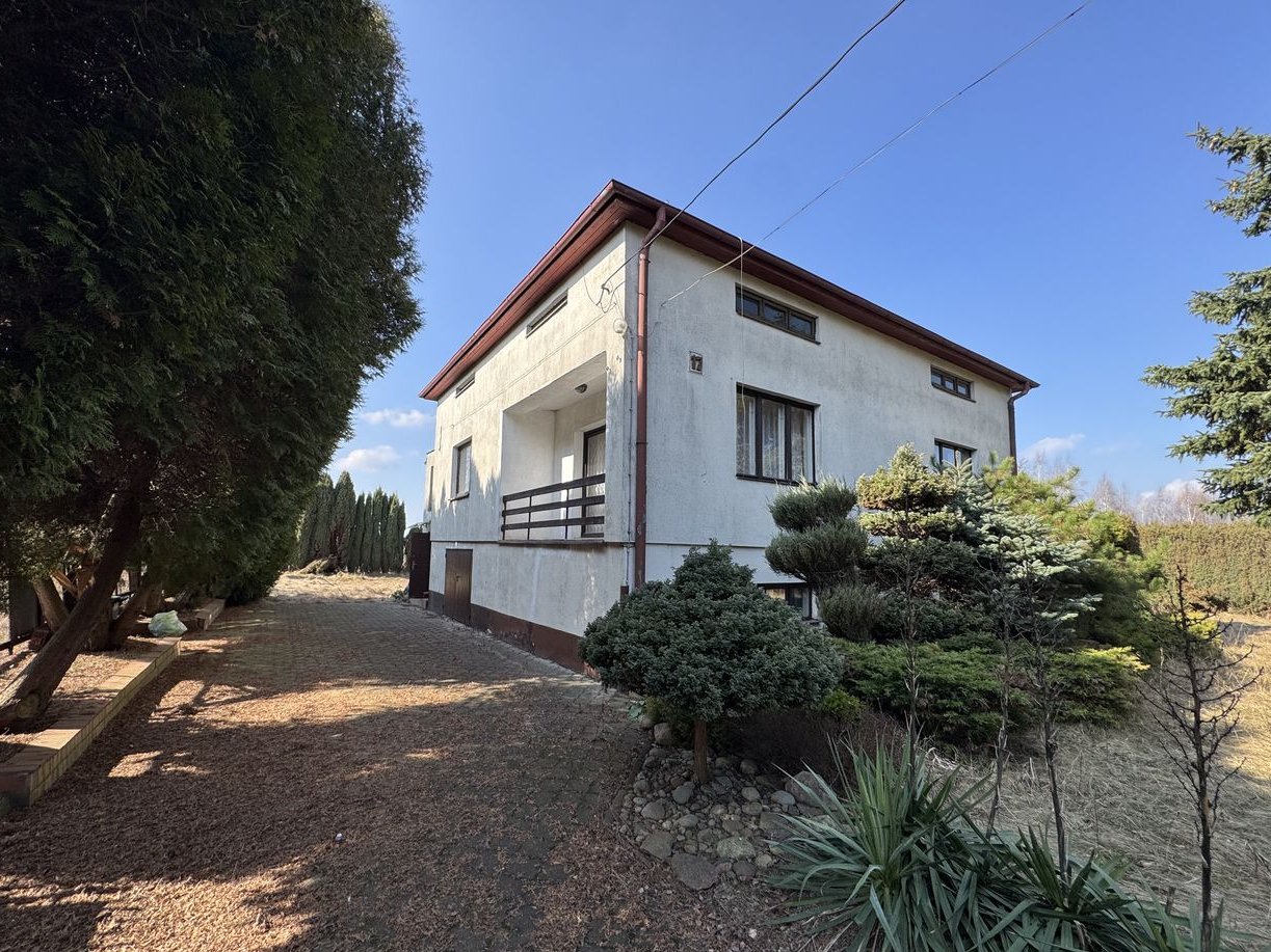 Dom z potencjałem na ogromnej działce – świetny dojazd do Łodzi!