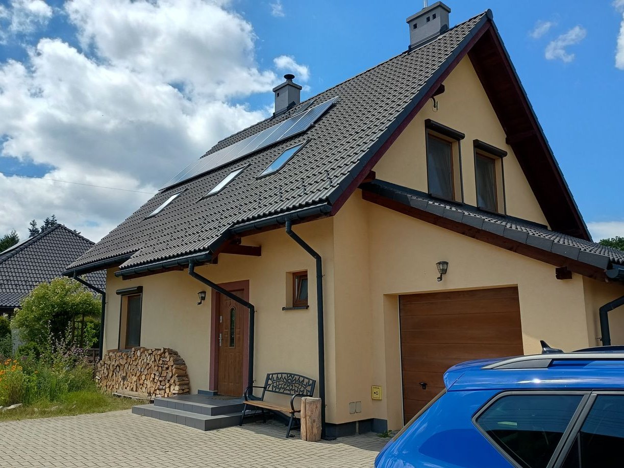 Przytulny oszczędny dom z fotowoltaiką i kominkiem na granicy miasta