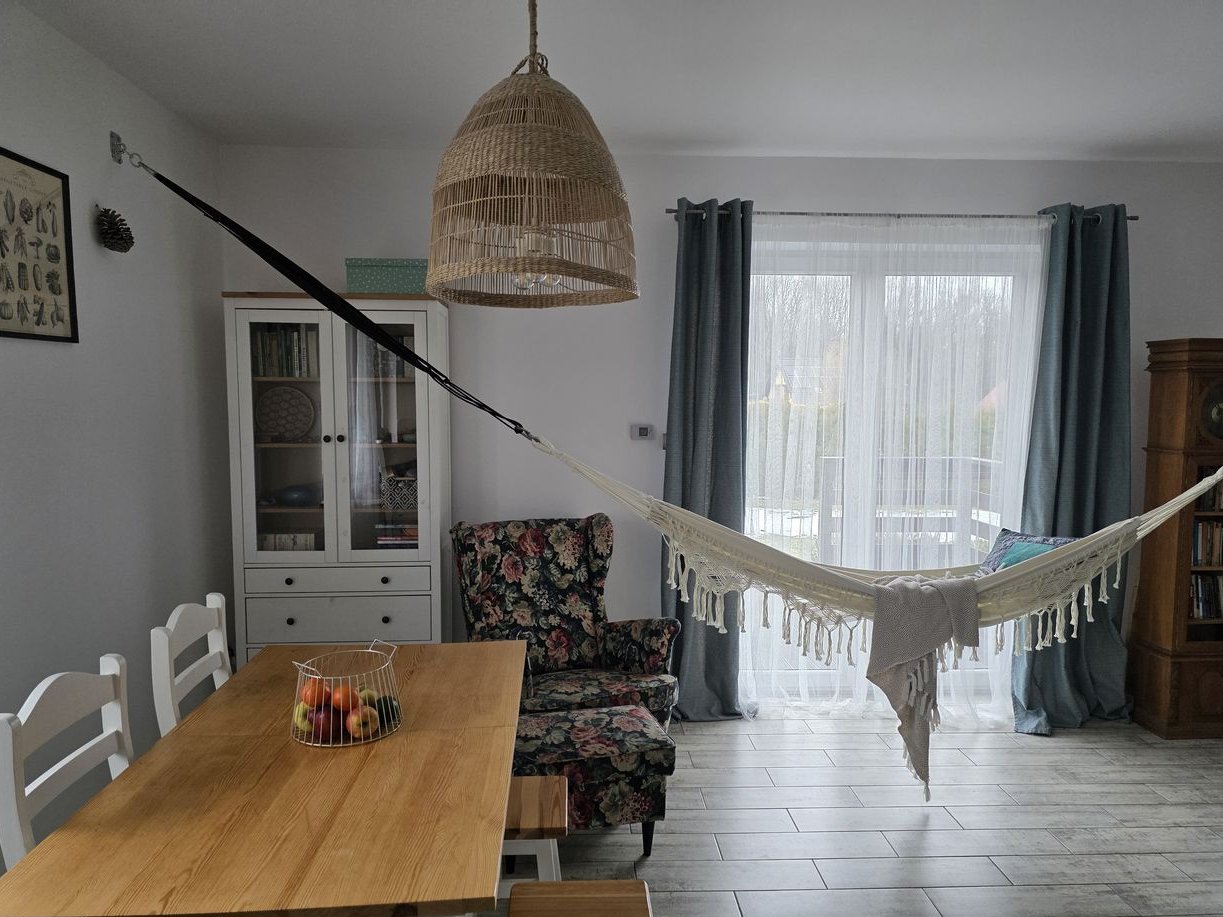 Przytulny oszczędny dom z fotowoltaiką i kominkiem na granicy miasta