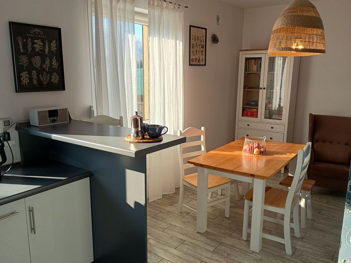 Przytulny oszczędny dom z fotowoltaiką i kominkiem na granicy miasta