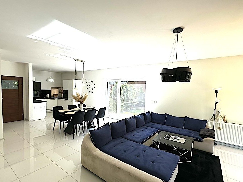 Bardzo atrakcyjny dom jednorodzinny o wysokim standardzie.