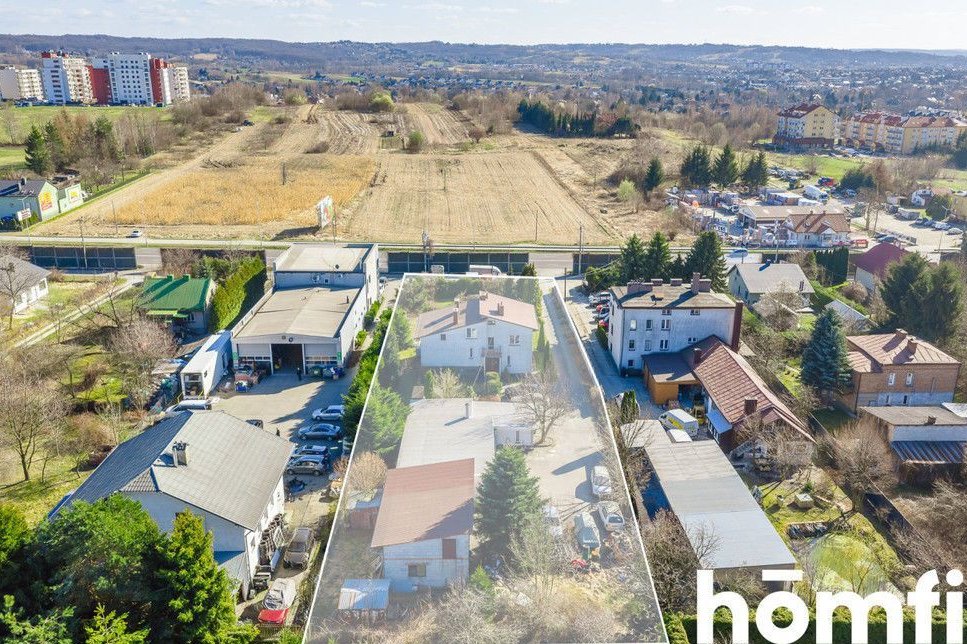 Dom na dużej działce z warsztatem samochodowym