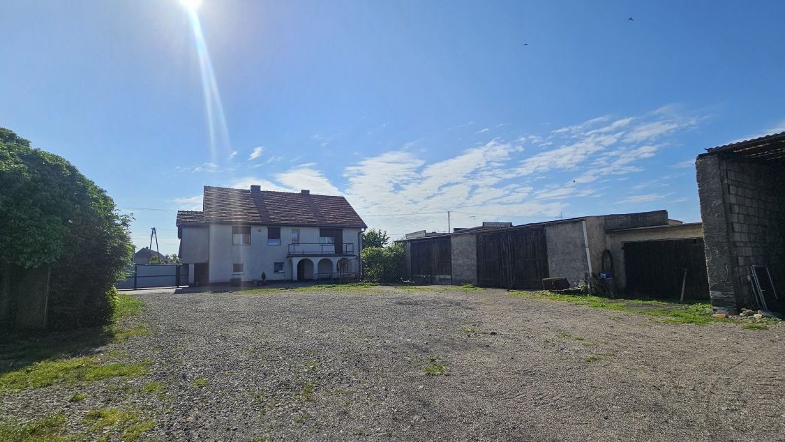 Dom (270 mkw.) budynki gospodarcze, działka (70a)