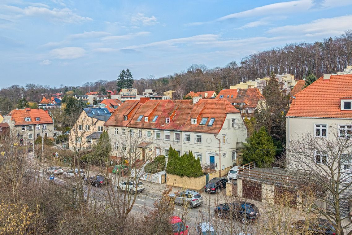 Wielopoziomowa willa z ogrodem i lokalem usługowym