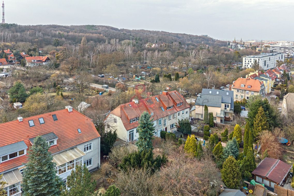 Wielopoziomowa willa z ogrodem i lokalem usługowym