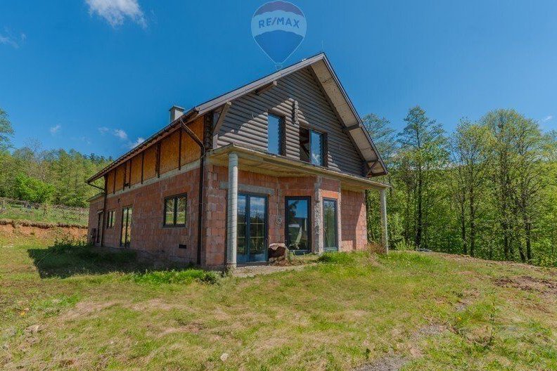 " Na wzgórzu , z prywatnym lasem i strumykiem "