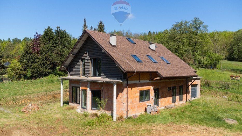 " Na wzgórzu , z prywatnym lasem i strumykiem "