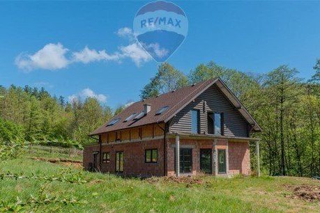 " Na wzgórzu , z prywatnym lasem i strumykiem "