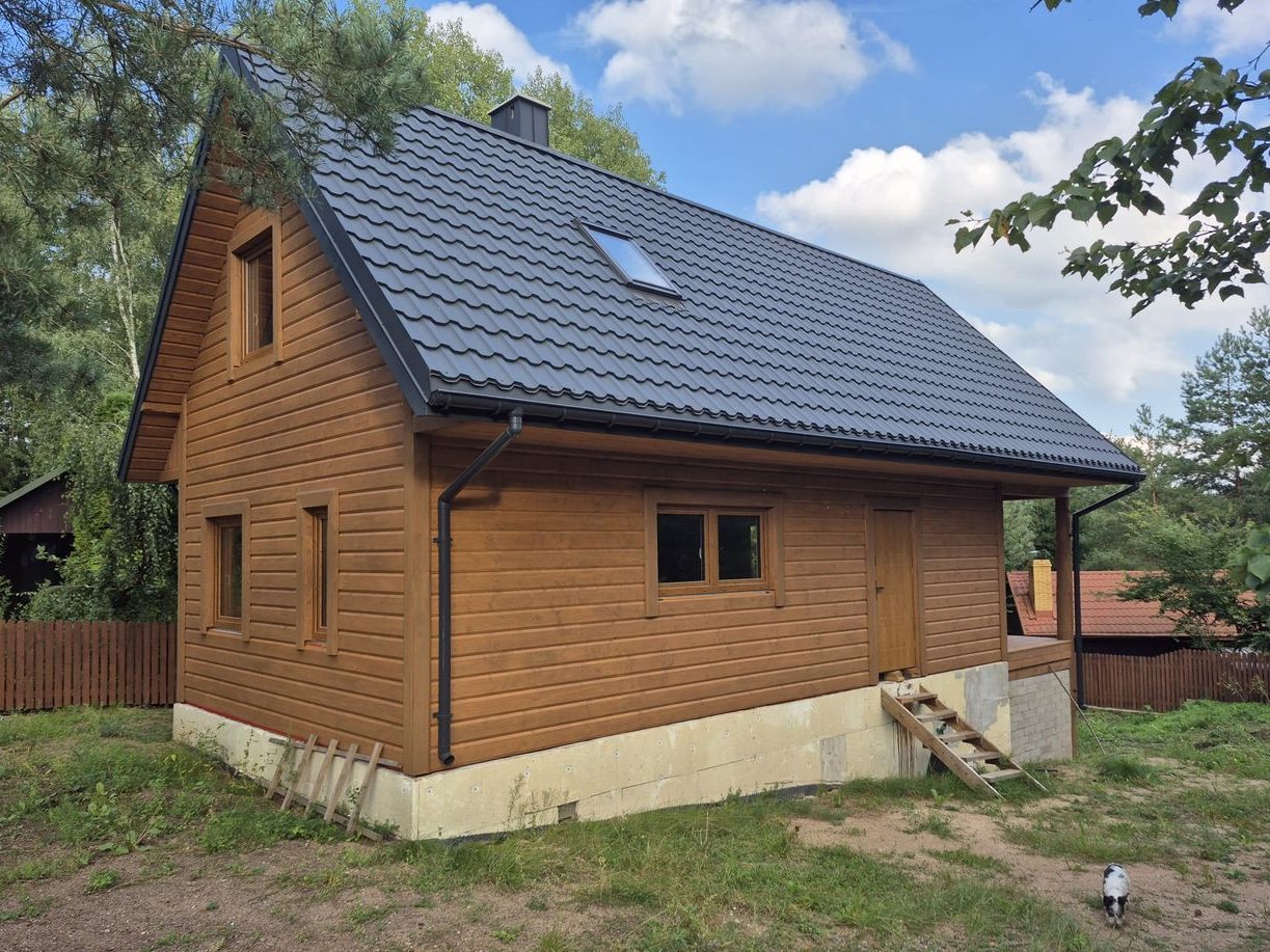 Drewniany domek z ogrodzoną działką w otulinie rzeki Rospudy.