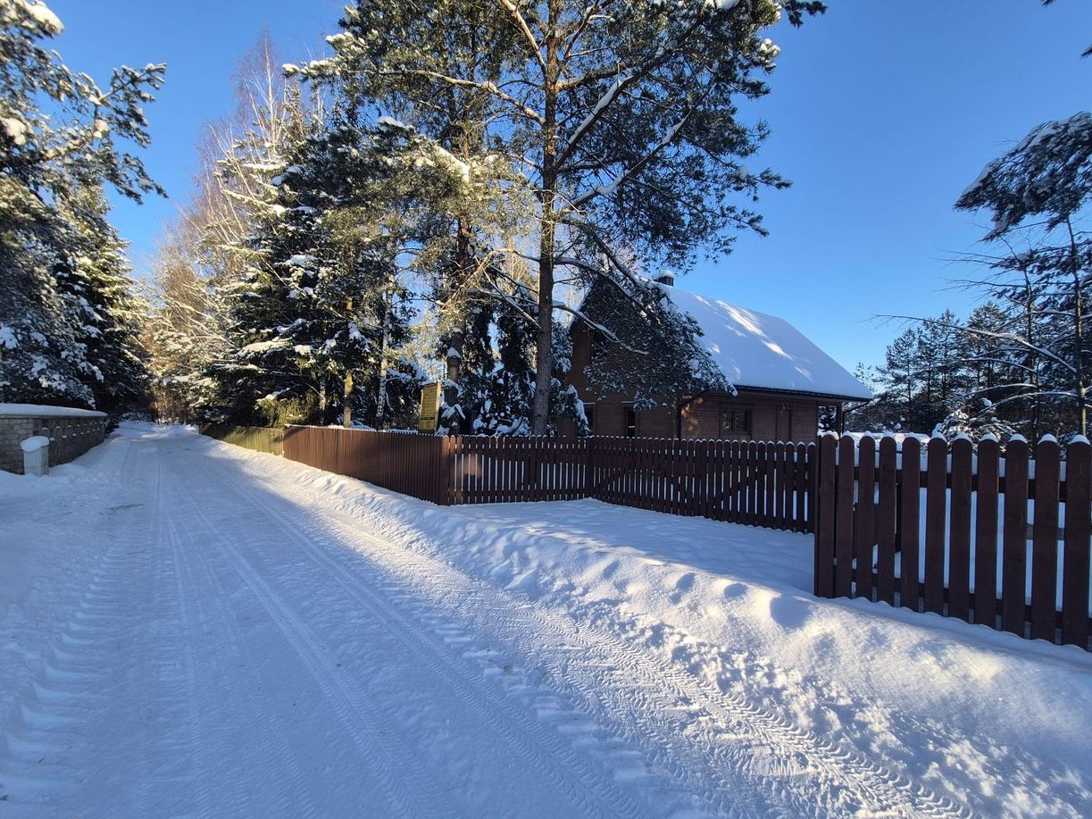 Drewniany domek z ogrodzoną działką w otulinie rzeki Rospudy.