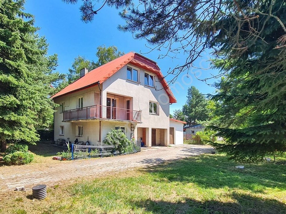 Funkcjonalny dom z ogrodem i garażem