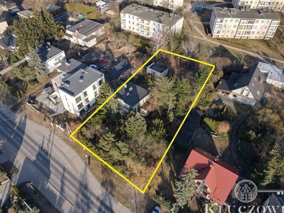 Kolejowa 32, 6 pokoi, duża działka.