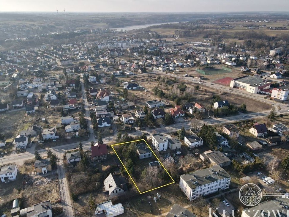 Kolejowa 32, 6 pokoi, duża działka.