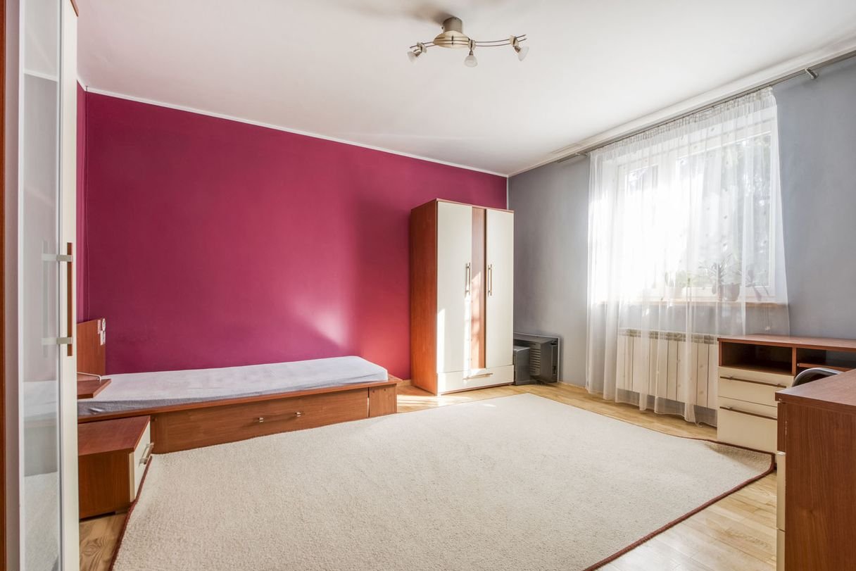 ** Blisko do PKP Piastów, dom do zamieszkania! ** Duży potencjał! **