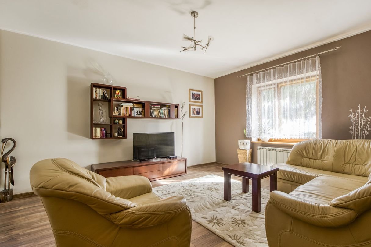 ** Blisko do PKP Piastów, dom do zamieszkania! ** Duży potencjał! **