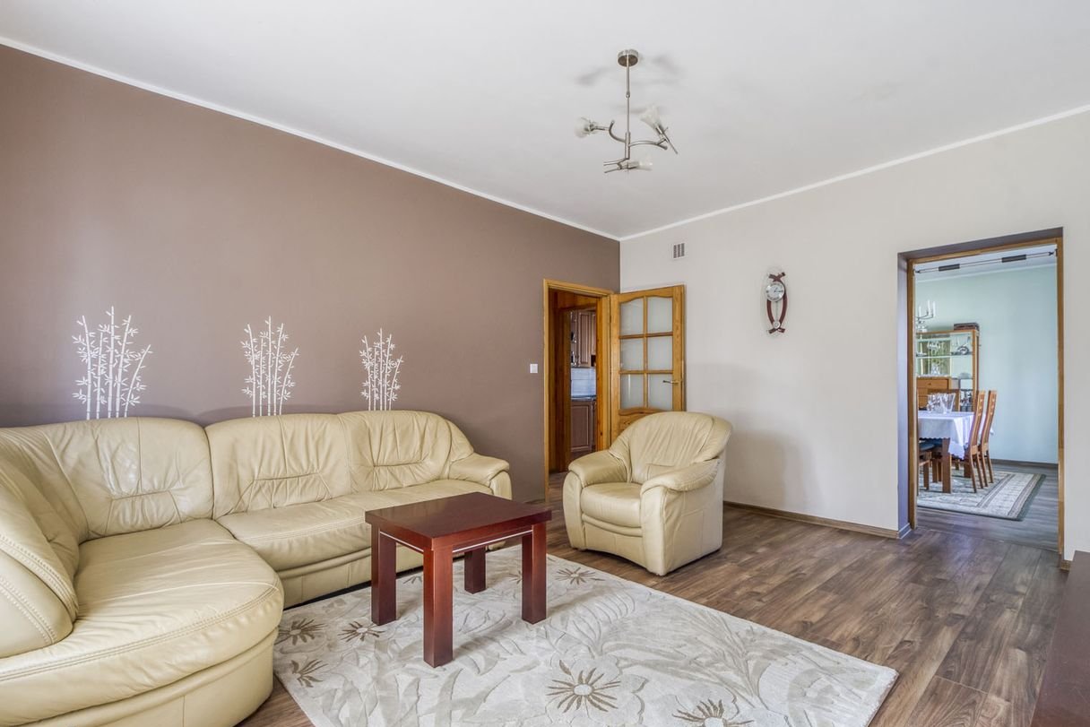 ** Blisko do PKP Piastów, dom do zamieszkania! ** Duży potencjał! **