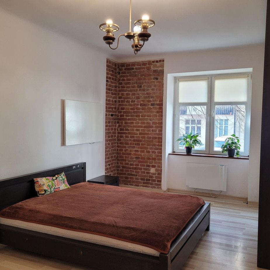 Przestronne mieszkanie z klimatem w kamienicy po remoncie z balkonem