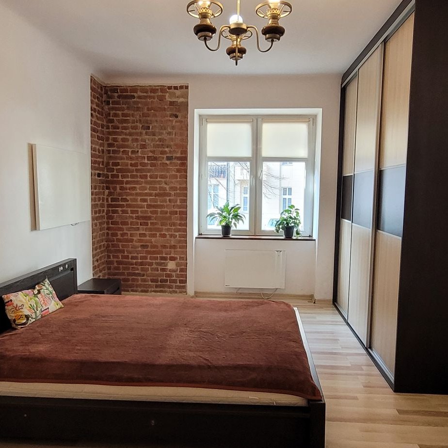 Przestronne mieszkanie z klimatem w kamienicy po remoncie z balkonem