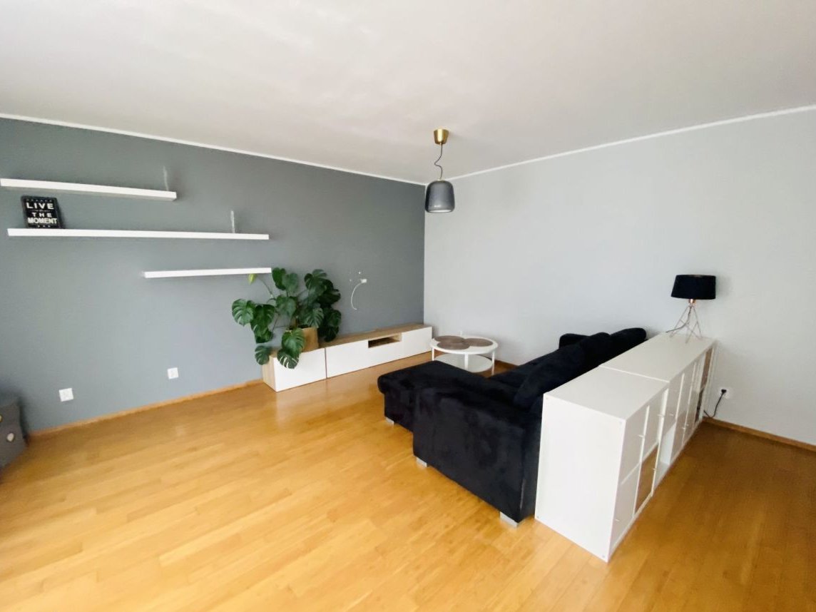 Duży balkon, boczny widok na Wartę