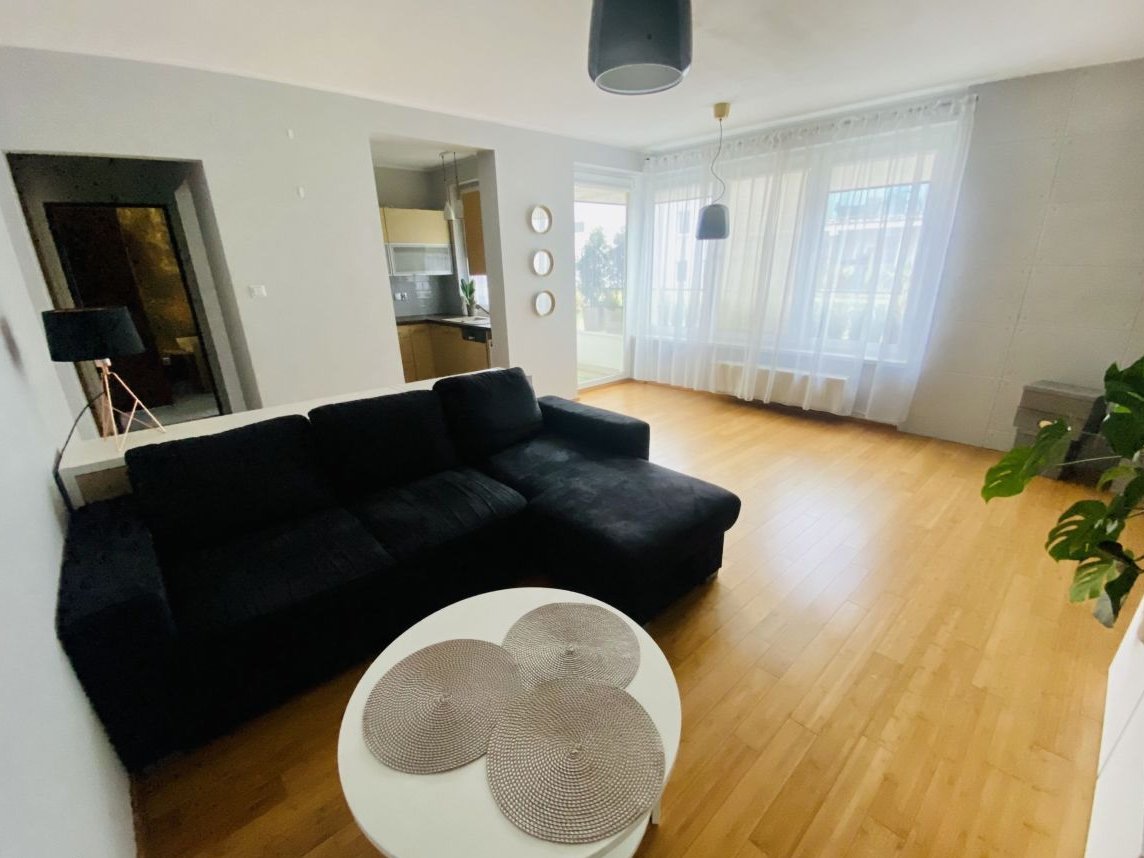 Duży balkon, boczny widok na Wartę