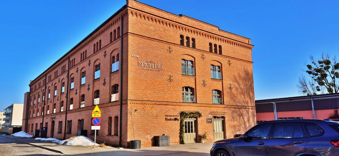 Dwupoziomowe 95 m² 4 pokoje|2 miejsca parkingowe| winda| klimatyzacja