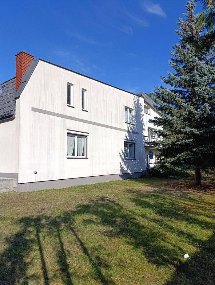 Dom o zabudowie bliźniaczej z interesujacymi możliwościami.