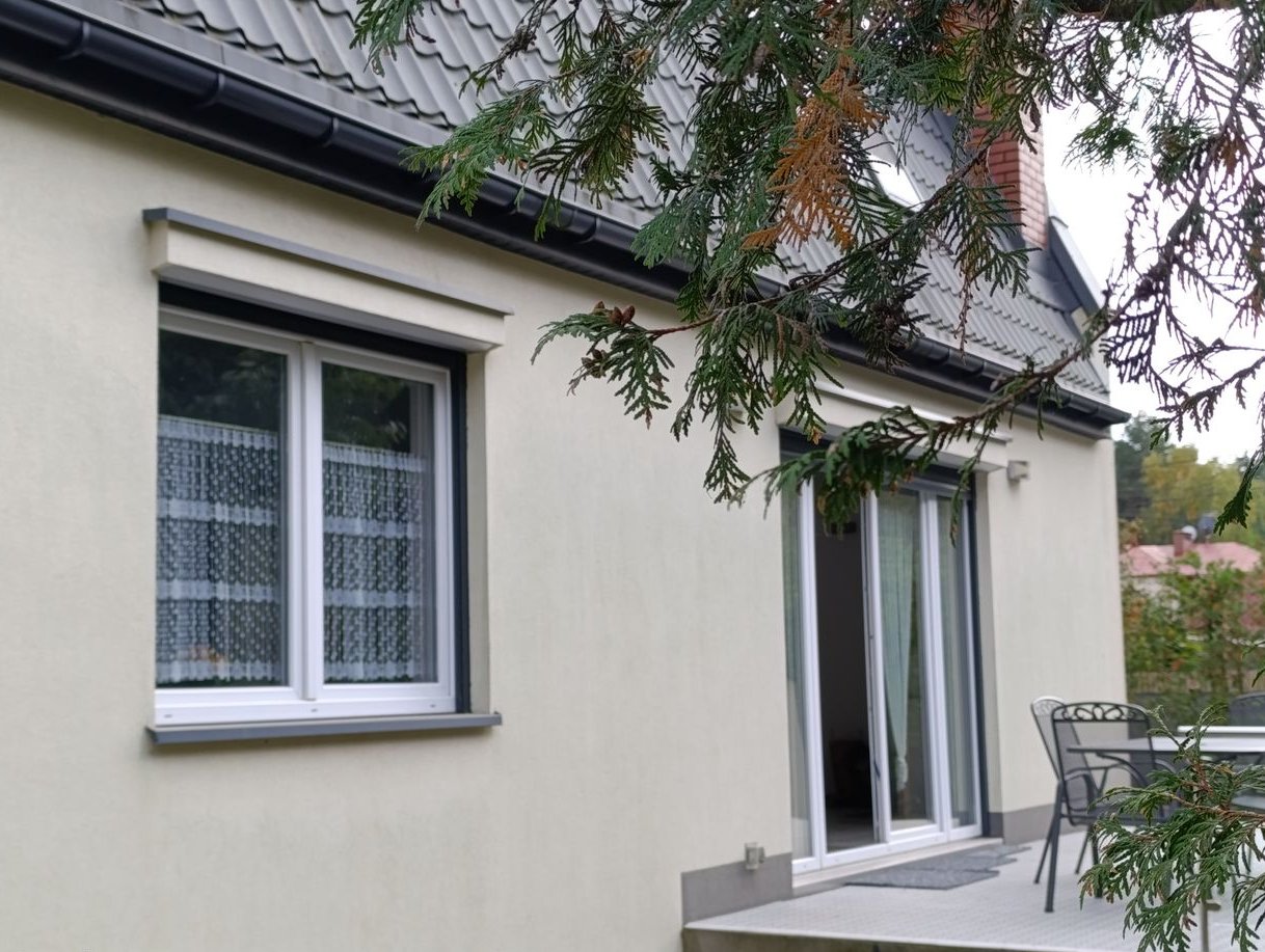 Dom o zabudowie bliźniaczej z interesujacymi możliwościami.