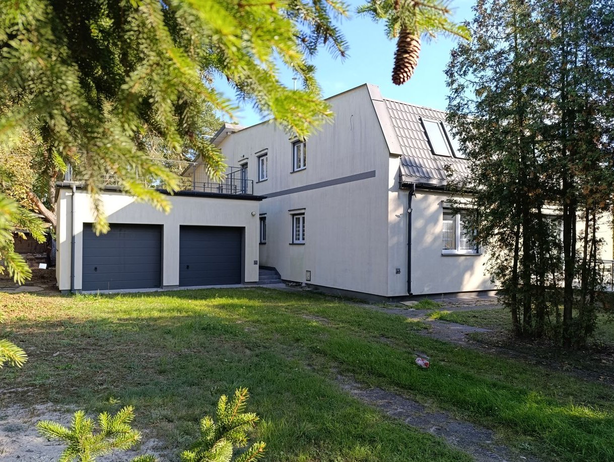 Dom o zabudowie bliźniaczej z interesujacymi możliwościami.