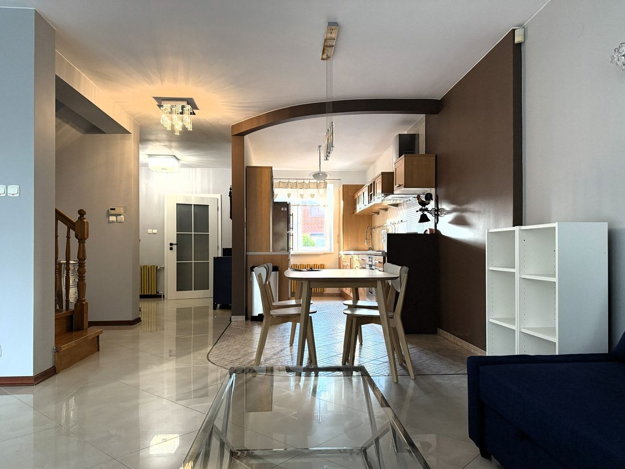 Słoneczny_dom_szereg_5_pokojów_poddasze_użytkowe_2_balkony_taras_garaż