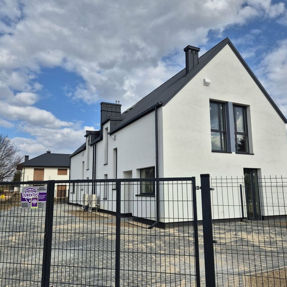 Nowy dom w Jabłonnie na granicy z Warszawą