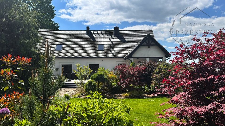 Dom na Mazurach blisko jeziora z pięknym ogrodem