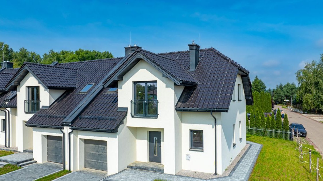 Skrajny dom w zabudowie szeregowej z ogródkiem