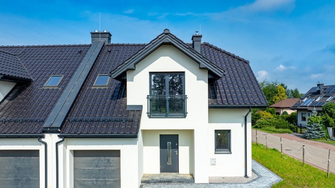 Skrajny dom w zabudowie szeregowej z ogródkiem