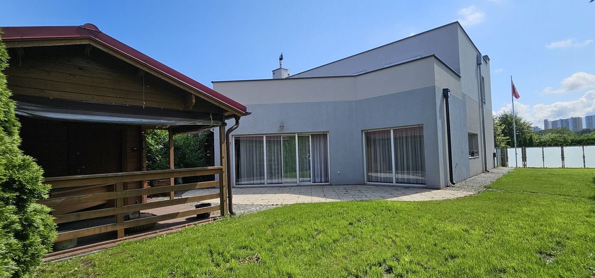 Dom wolnostojący na zamkniętym osiedlu blisko morza