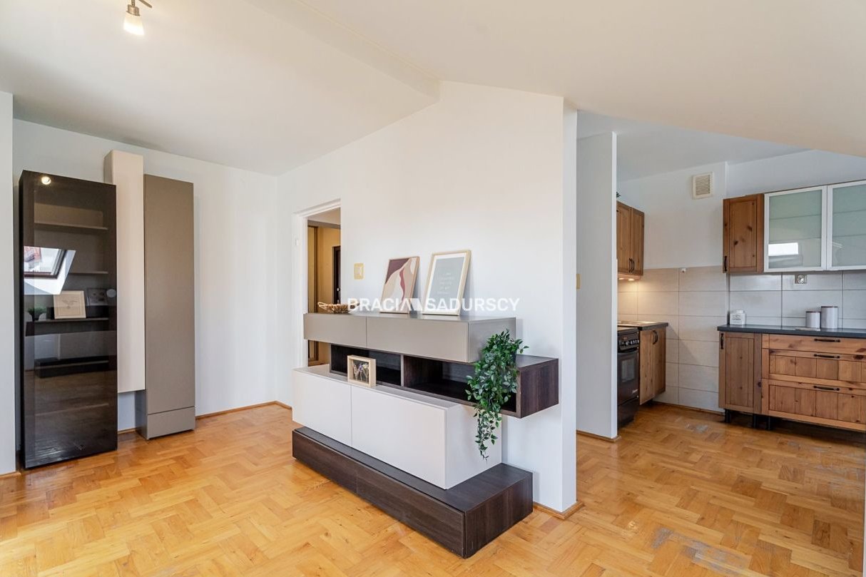 Sprzedam klimatyczne, poddaszowe mieszkanie/Ruczaj