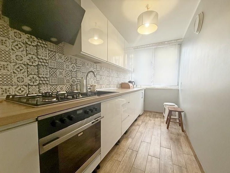 2 pokoje, parter, wyposażona kuchnia, rej. Sikorsk