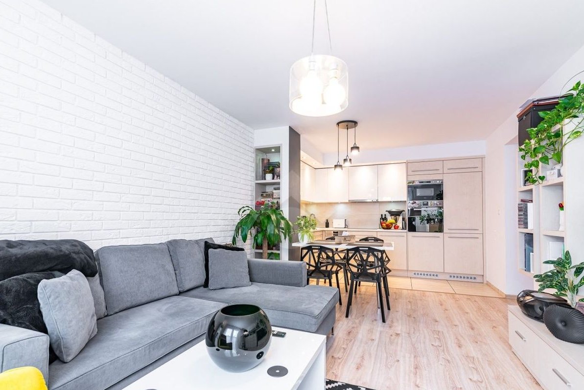 3 pokoje, duży balkon, m.postojowe w garażu, tramwaj 150m, autobus