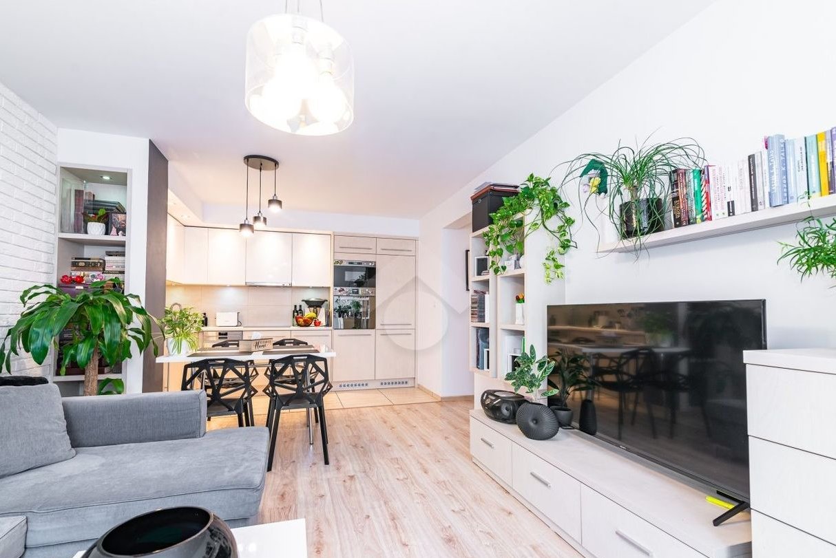 3 pokoje, duży balkon, m.postojowe w garażu, tramwaj 150m, autobus