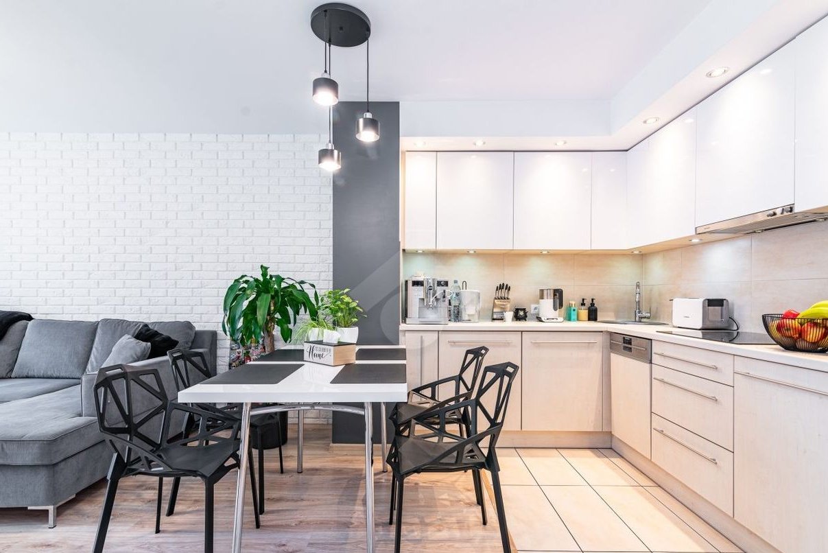 3 pokoje, duży balkon, m.postojowe w garażu, tramwaj 150m, autobus