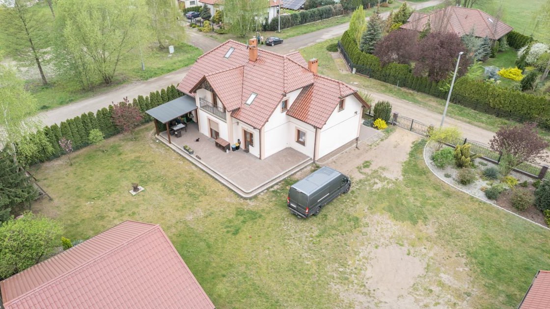 Dom (200 mkw.) + niezależne mieszkanie (50 mkw.)