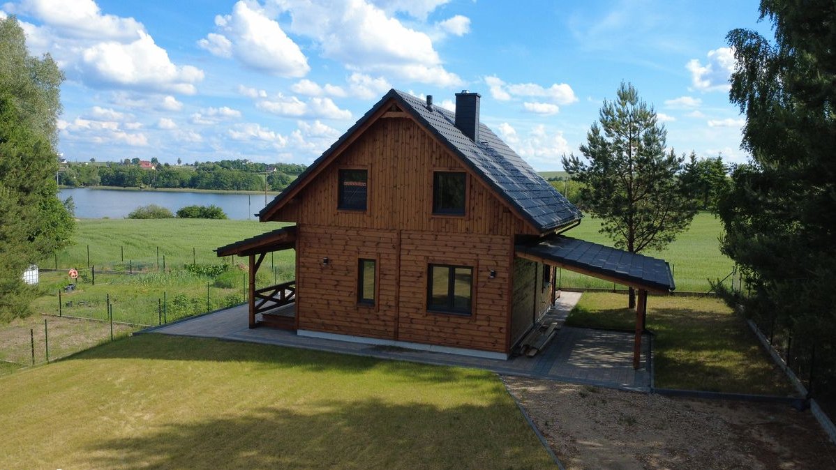 Dom drewniany z widokiem na jezioro Skarlińskie