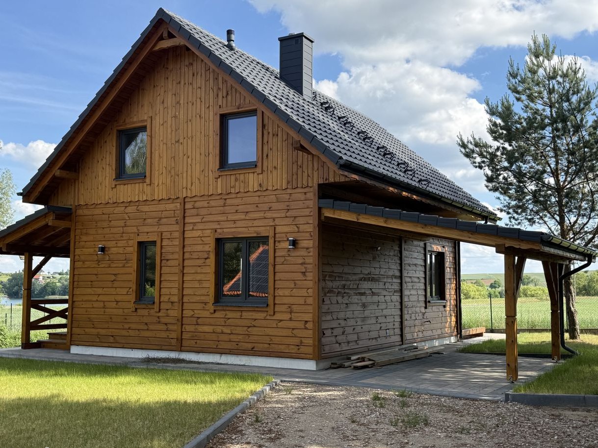 Dom drewniany z widokiem na jezioro Skarlińskie