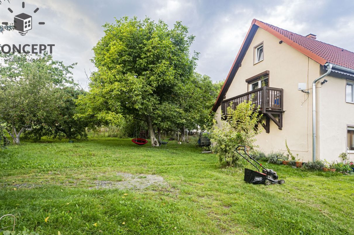Dom z zabudowaniami z dużą, zieloną działką w cich