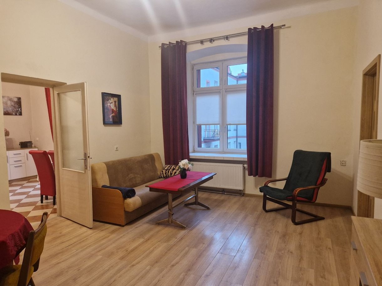 M3 do zamieszkania, w kamienicy, ścisłe centrum, ul. Piłsudskiego.
