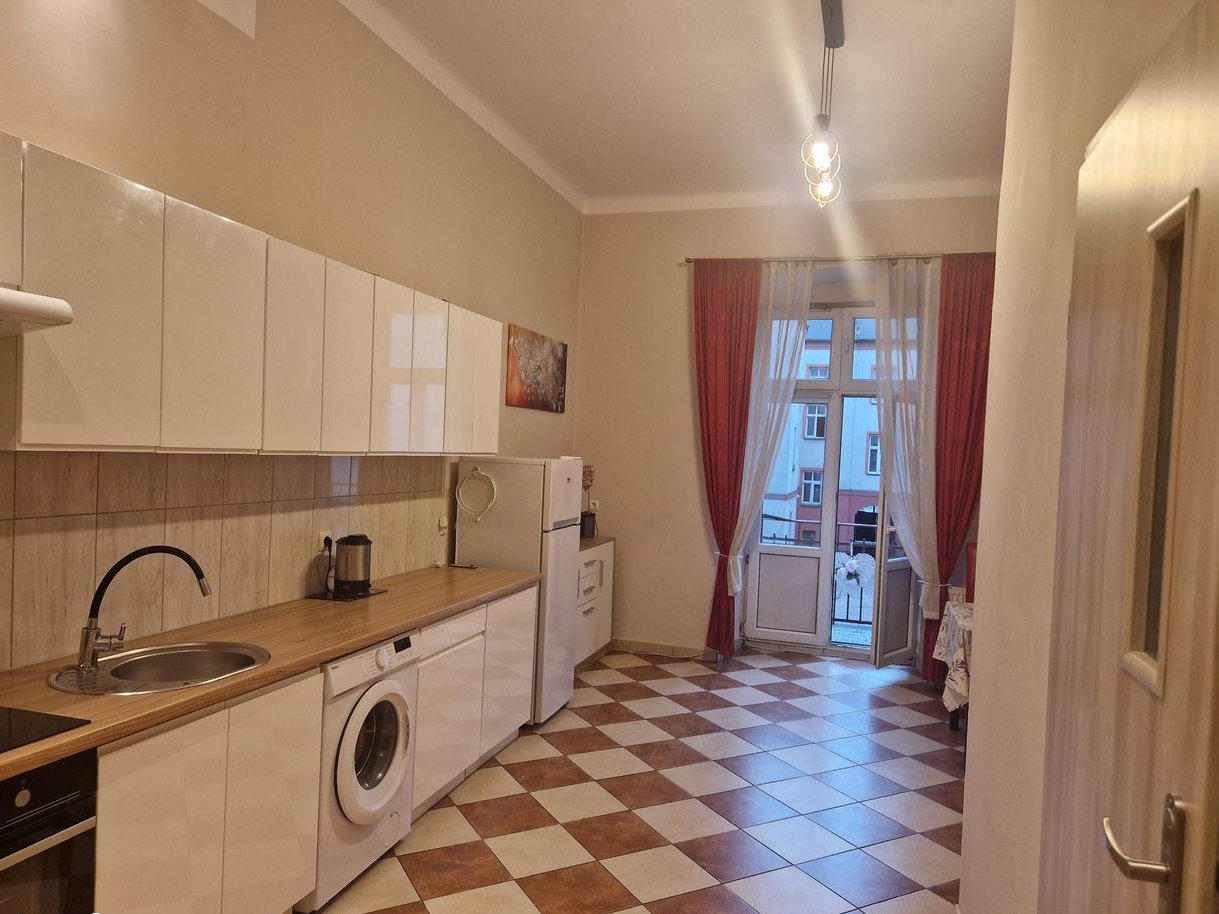 M3 do zamieszkania, w kamienicy, ścisłe centrum, ul. Piłsudskiego.