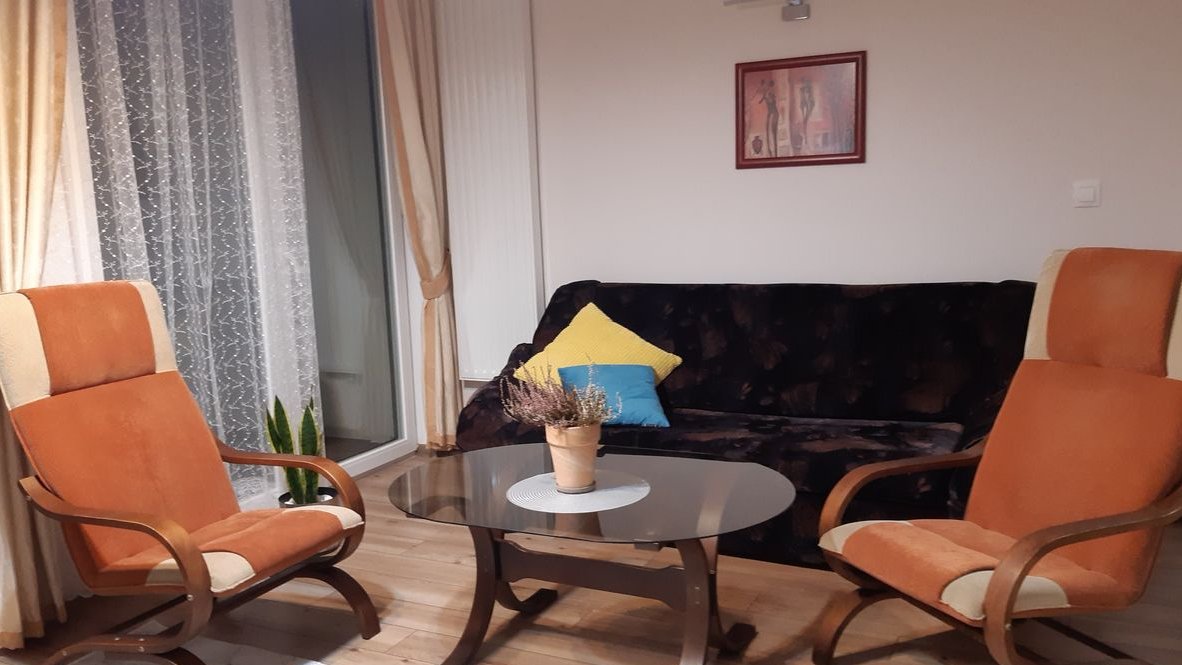 Wynajem 2-pokojowego mieszkania z oddzielną kuchnią i balkonem.