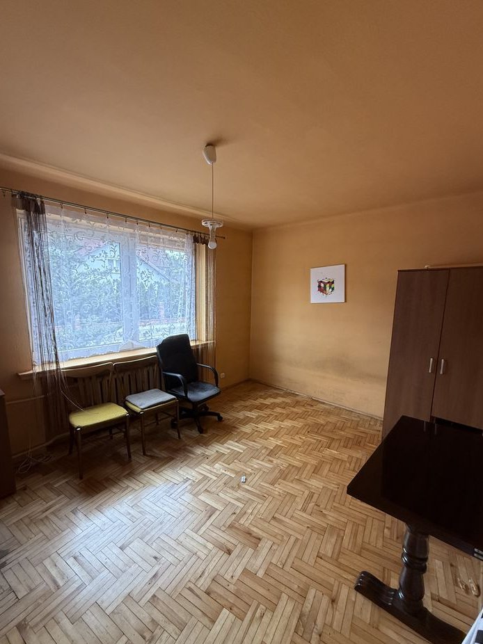 Wolnostojący dom przy samym lesie
