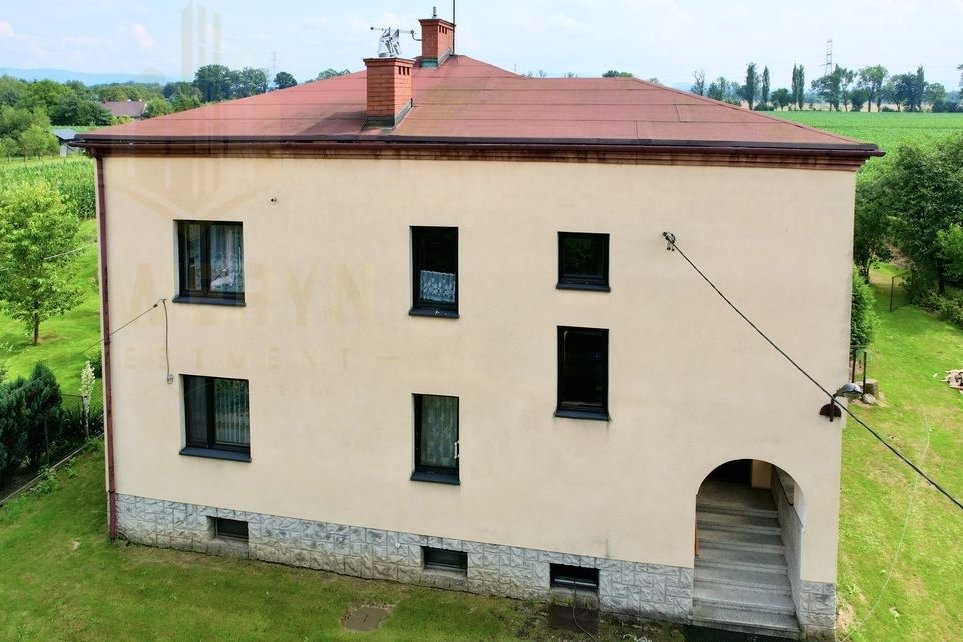 Atrakcyjny duży dom wolnostojący na dużej działce